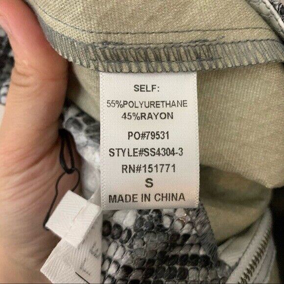 NWT Le Lis Gray Snakeskin Vinyl Like Vegan Leather Mini Skirt Size Small - Picture 4 of 4